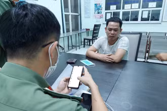 Công an làm việc với Lê Văn Phụng. (Ảnh: Công an cung cấp)