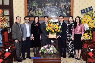 Lãnh đạo Hội Nhà báo Việt Nam chúc mừng Báo Nhân Dân nhân kỷ niệm 71 năm Ngày Báo ra số đầu. Ảnh: THỦY NGUYÊN