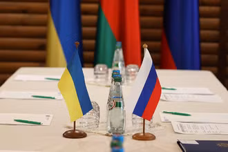 Bàn đàm phán của Nga và Ukraine tại vùng Brest, Belarus, ngày 3/3. (Ảnh: BelTA)