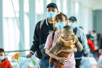Những công dân Việt Nam tại Ukraine đầu tiên đã xuống sân bay Nội Bài sáng 8/3. (Ảnh: THÀNH ĐẠT)