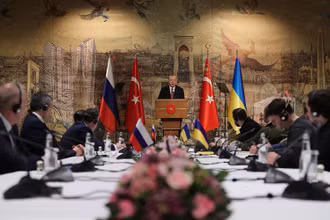 Trước thềm đàm phán, phái đoàn Nga và Ukraine có cuộc gặp với Tổng thống Thổ Nhĩ Kỳ Recep Tayyip Erdogan. (Ảnh: Reuters)