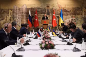 Tổng thống Thổ Nhĩ Kỳ Recep Tayyip Erdogan (giữa) trong cuộc gặp phái đoàn đàm phán Nga (trái) và Ukraine (phải) tại thành phố Istanbul, ngày 29/3/2022. (Ảnh: Reuters)