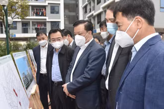 Bí thư Thành ủy Hà Nội Đinh Tiến Dũng và Bộ trưởng Xây dựng Nguyễn Thanh Nghị thăm, kiểm tra dự án nhà ở xã hội CT3, CT4 (xã Kim Chung, huyện Đông Anh). (Ảnh: Viết Thành)