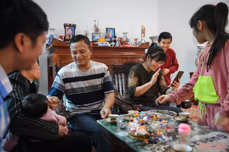 Sau khi đón thêm 3 thành viên đặc biệt, căn nhà của ông Lê Văn Cừ rộn ràng hơn thường lệ. (Ảnh: THÀNH ĐẠT) 