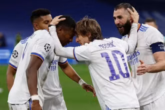 Vượt qua PSG, Real ghi danh ở tứ kết Champions League 2021/22. (Ảnh: Daily Mail)