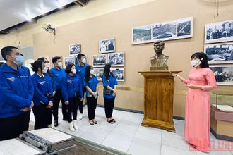 Đoàn viên thanh niên Sơn La nghe giới thiệu về thân thế, sự nghiệp đồng chí Tô Hiệu tại cuộc triển lãm.