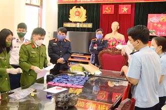 Đại diện các cơ quan chức năng kiểm tra tang vật vụ án.