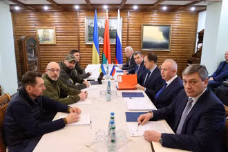 Phái đoàn Ukraine (trái) và Nga tại cuộc đàm phán ở vùng Brest, Belarus, ngày 7/3/2022. (Ảnh: AFP/TTXVN)