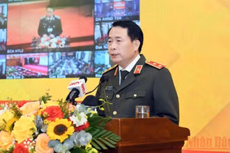 Thứ trưởng Công an Lê Quốc Hùng chủ trì hội thảo.