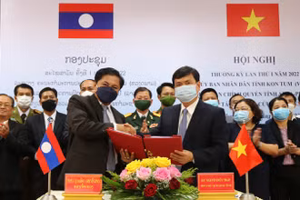 Đại diện 2 tỉnh Kon Tum (Việt Nam) và Attapeu (Lào) ký kết biên bản ghi nhớ hợp tác triển khai Nghị định thư về cứu hộ, cứu nạn khắc phục sự cố thiên tai.