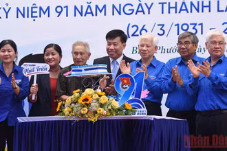 Cán bộ Đoàn qua các thời kỳ chụp ảnh lưu niệm.