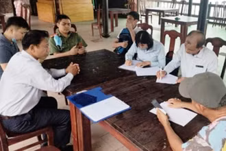 Đoàn kiểm tra liên ngành Khánh Hòa lập biên bản vi phạn đối với tour du lịch “chui” trên đảo Hoa Lan. Ảnh: Báo Văn hóa