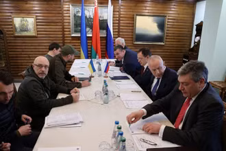 Toàn cảnh vòng đàm phán thứ hai giữa phái đoàn Nga và Ukraine tại vùng Belovezhskaya, Belarus ngày 3/3/2022. (Ảnh: Reuters)
