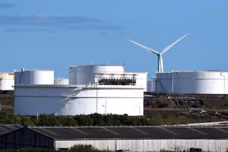 Ảnh minh họa: Các bồn chứa tại cơ sở Khí tự nhiên hóa lỏng (LNG) Dragon ở Waterston, Milford Haven, xứ Wales. (Ảnh: Reuters)