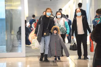 Những hành khách đầu tiên xuất hiện tại sân bay Nội Bài sau hành trình kéo dài hơn 10 tiếng từ Warsaw (Ba Lan) về nước. (ẢNH: THÀNH ĐẠT)