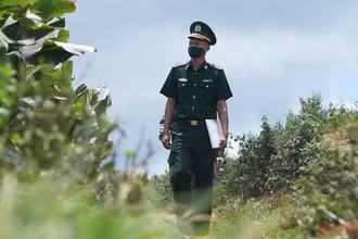 Đoàn viên Chi đoàn Đồn biên phòng Cửa khẩu Lóng Sập tham gia tuần tra đường biên giới.