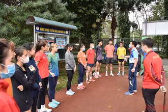 Để chuẩn bị cho SEA Games 31 trên sân nhà, đội tuyển Điền kinh Việt Nam đã triệu tập 75 vận động viên bao gồm: 41 tuyển thủ tập trung tại Trung tâm huấn luyện thể thao quốc gia Hà Nội; Trung tâm huấn luyện thể thao quốc gia Cần Thơ: 3 vận động viên; Trung tâm huấn luyện thể thao quốc gia Đà Nẵng: 11 vận động viên; Trung tâm huấn luyện thể thao quốc gia thành phố Hồ Chí Minh: 10 vận động viên và Đại học Thể dục thể thao Từ Sơn: 8 vận động viên. 