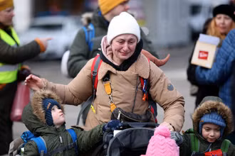Người dân Ukraine đi sơ tán tại cửa khẩu biên giới ở Siret, Romania. (Ảnh: REUTERS)