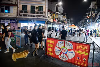 Đối với du khách và người dân tham gia vào không gian đi bộ, quận Hoàn Kiếm khuyến cáo chấp hành nghiêm túc các quy định phòng, chống dịch (Ảnh: THÀNH ĐẠT).