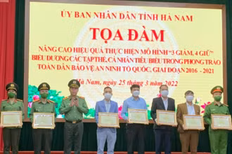Đại diện lãnh đạo Bộ Công an trao Bằng khen của Bộ cho các tập thể, cá nhân có thành tích xuất sắc.