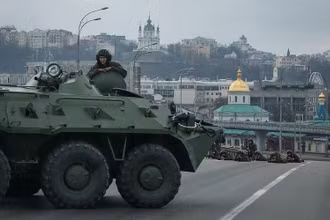 Lực lượng Vệ binh quốc gia Ukraine vào vị trí ở trung tâm Kiev, Ukraine, ngày 25/2/2022. Ảnh: REUTERS