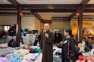 Thầy Thích Trung Đạt, trị sự chùa Nhân Hòa, liên tục hỏi thăm tình hình sức khỏe và nhu cầu của bà con.