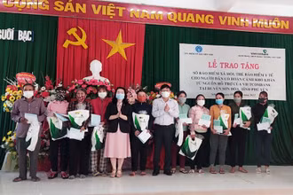 Trao tặng sổ bảo hiểm xã hội và thẻ bảo hiểm y tế cho người dân có hoàn cảnh khó khăn tại huyện Sơn Hòa, tỉnh Phú Yên.