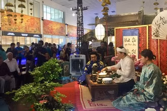 Trình diễn nghệ thuật pha trà và giới thiệu các nét văn hóa trong Tết Đoan Ngọ ở Hoàng thành Thăng Long.