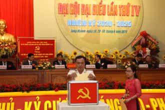 Các đại biểu bỏ phiếu bầu Ban Chấp hành Đảng bộ nhiệm kỳ IV.