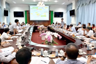 Thứ trưởng Nguyễn Nhật làm việc tại UBND tỉnh Vĩnh Long. 