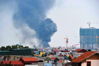 Lửa bùng phát mạnh, cột khói đen bốc cao tại hiện trường vụ cháy.