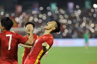 Hùng Dũng cùng đồng đội ăn mừng bàn mở tỷ số. (Ảnh: Khiếu Minh)