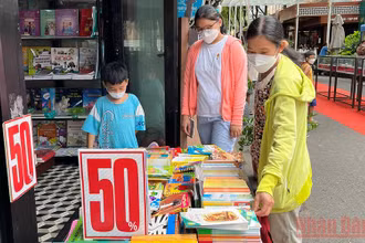 Nhiều phụ huynh dẫn con đến Đường Sách để tìm mua sách mới.