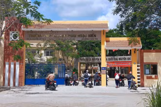 Trường THPT Chuyên Phan Ngọc Hiển xảy ra lùm xùm vụ học sinh nhặt thức ăn trong thùng rác.