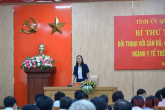 Đồng chí Bùi Thị Quỳnh Vân trực tiếp đối thoại với cán bộ ngành y tế.