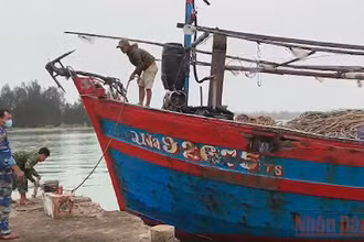 Tàu cá QNa-92675 TS đã được đưa vào bờ.