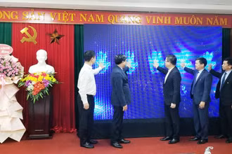 Các đại biểu bấm nút khai trương Cổng kết nối cơ sở dữ liệu Quốc gia về KH&CN tại tỉnh Thùa Thiên Huế.