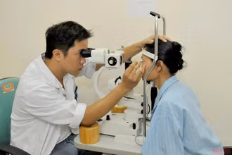 Khám mắt cho bệnh nhân tại Bệnh viện đa khoa tỉnh Hòa Bình. (Ảnh: Nguyễn Đăng)