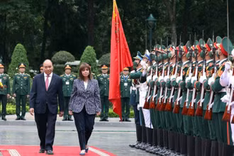 Chủ tịch nước Nguyễn Xuân Phúc và Tổng thống Hy Lạp Katerina Sakellaropoulou duyệt Đội danh dự Quân đội nhân dân Việt Nam. (Ảnh: TTXVN)