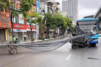 Chiếc xe tự chế chở sắt đã đâm thủng kính xe bus sáng 8/5.