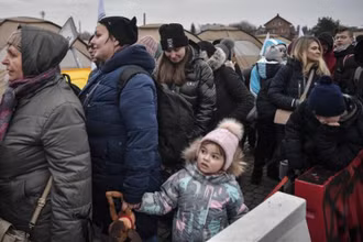 Người tị nạn Ukraine sơ tán sang Medyka, miền đông Ba Lan, ngày 9/3/2022. (Ảnh: AFP/TTXVN)