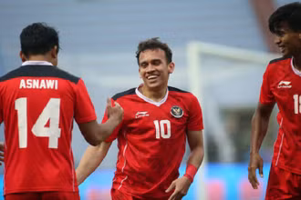 Tiền đạo Egy Maulana Vikri (số 10) ăn mừng sau khi ghi bàn mở tỷ số cho U23 Indonesia. (Ảnh: 24h.com.vn)