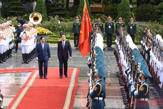 Thủ tướng Phạm Minh Chính và Thủ tướng Nhật Bản Kishida Fumio duyệt đội Danh dự Quân đội nhân dân Việt Nam.