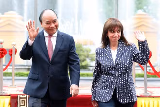 Chủ tịch nước Nguyễn Xuân Phúc và Tổng thống Hy Lạp Katerina Sakellaropoulou tại lễ đón. (Ảnh: TTXVN) 