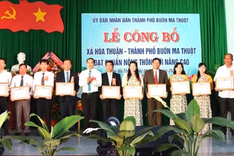 Lãnh đạo thành phố Buôn Ma Thuột trao tặng Giấy khen cho các tập thể, cá nhân xã Hòa Thuận có thành tích xuất sắc trong tham gia xây dựng nông thôn mới nâng cao ở địa phương.