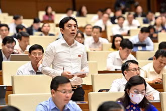Đại biểu Quốc hội thành phố Hà Nội phát biểu ý kiến thảo luận tại hội trường. (Ảnh ĐĂNG KHOA)
