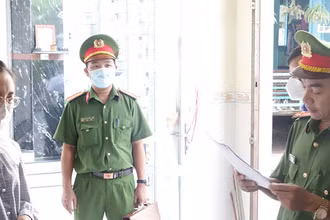 Công an tỉnh An Giang tống đạt quyết định khởi tố vụ án, bắt tạm giam bị can Phan Huỳnh Trúc Vi.