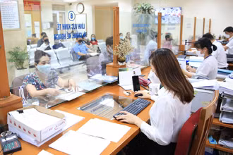 Giải quyết thủ tục hành chính cho người dân tại bộ phận “một cửa” UBND quận Hoàn Kiếm. (Ảnh: NGUYỄN QUANG)