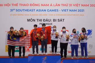 Giành chiến thắng áp đảo trước cặp đôi đến từ Malaysia, Thái Thị Hồng Thoa và Trần Lê Lan Anh đã “mở hàng vàng” cho đội tuyển bi sắt Việt Nam. (Ảnh: SƠN BÁCH)