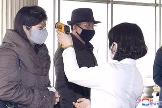 Đo thân nhiệt trong chiến dịch chống virus tại Bình Nhưỡng. Ảnh do KCNA công bố ngày 4/3/2020.